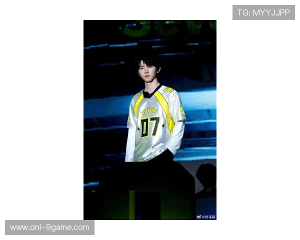 马嘉祺在足球场上展现风采 星海中学成为年轻球员梦想起航地